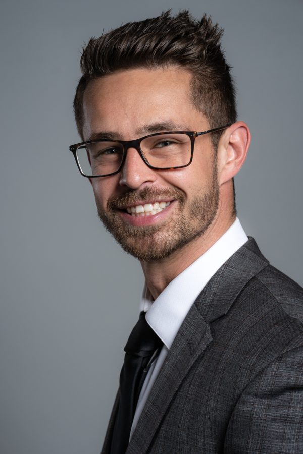 What Backgrounds Work Best For Professional Headshots? Zen Studios LA